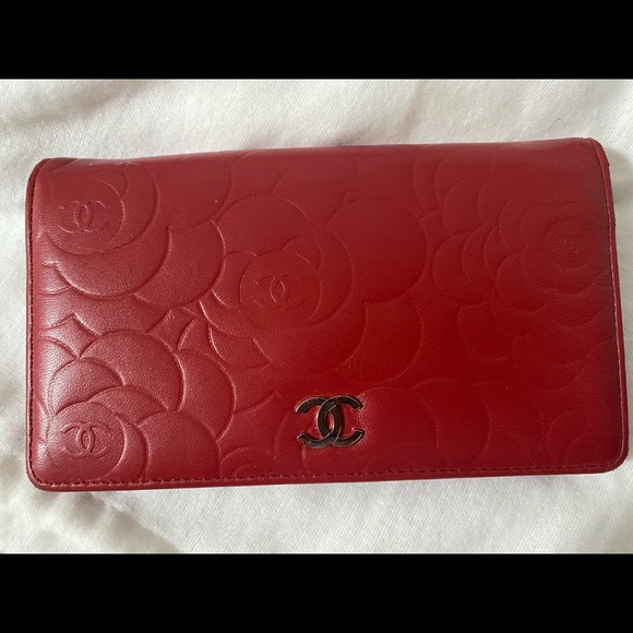 Chanel Camellia Wallet - Picture 2 of 6